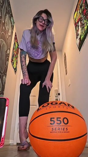 6'7 Tall Goddess One-handed Basketball Hold Challenge How Long Can These Huge Hands Dominate?