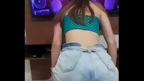 Luana Correa rebolando gostoso enquanto escuta funk