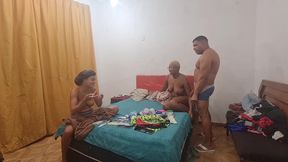 duas garotas lesbicas compartilhando um pau na bunta.