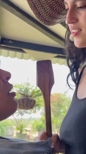 Exprimo Mis Enormes Tetas Lecheras Para Calmar Sed De Un Descocido