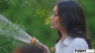 Mick Blue memukul pantat kencang wanita seksi yang dilumuri minyak dalam posisi berpelukan sebelum melakukan ejakulasi di wajah.