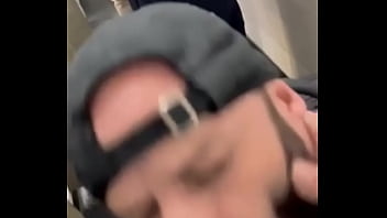 MACHO DE JOELHOS FAZENDO ORAL NO COMISSARIO DE BORDO