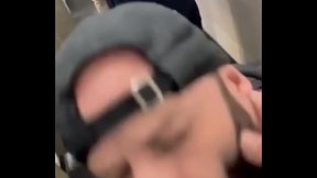 MACHO DE JOELHOS FAZENDO ORAL NO COMISSARIO DE BORDO