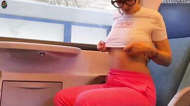 Sesso pubblico sul treno - Milf esibizionista vuole il cazzo