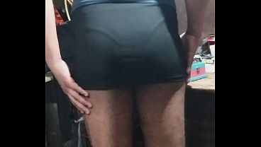 Gay usando minifalda con tanga