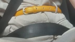 Seins nus dans la voiture
