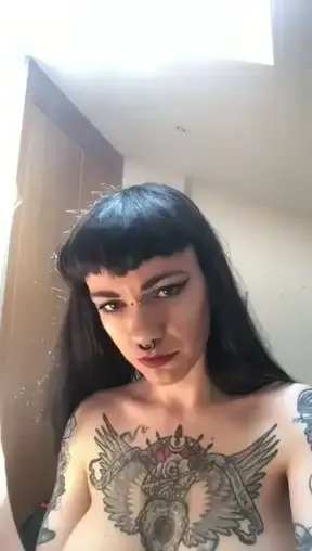 Te encanta ver cómo el humo sale de la boca de esta diosa, te encantaría poder ser él, salir de mi boca lentamente sintiendo cada parte de ella. Ves cómo me toco las tetas mientras fumo y no puedes e…