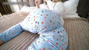 Stepdaughter seduces stepdad by watching porn with door open - step daughter begs for creampie