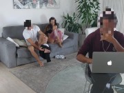 Fidanzata italiana  scopa un suo amico mentre il ragazzo è distratto