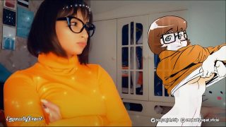 Velma Cosplayer zuigt aan een drakendildo tot ze klaarkomt.