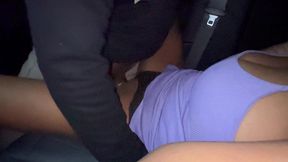 casada sendo arrombada por estranho no estacionamento