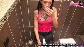 Schwarzhaarige Teen beim Deepthroat auf der Toilette