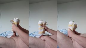 kleiner schwanz hat spass mit dem handtuch