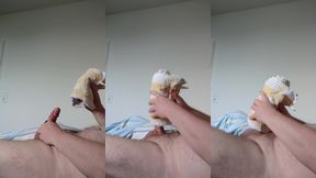 kleiner schwanz hat spass mit dem handtuch
