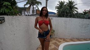 gozando na beira da piscina