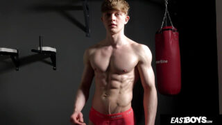 Amatőr tini srác hatalmas farkát rángatja intenzív kézimunkával