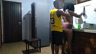 Fodendo na cozinha no Guarujá