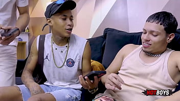 Fodendo o safado com meu amigo!