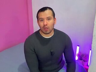 Carpenter giving a blowjob to a submissive bottom