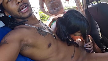 Vazou na net! Veja o que esse grupo de amigos fazem em local p&uacute_blico!