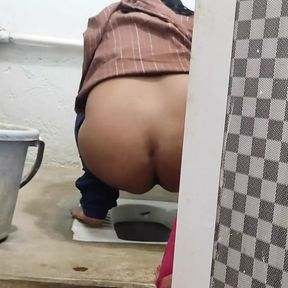 Bathroom me mutte hue bhabhi boli aaj to mujhe chod dijiye devar hindi video