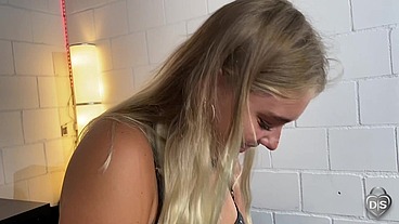 Wet Denise squirts on the Sybian