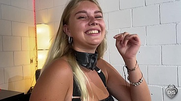 Wet Denise squirts on the Sybian