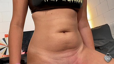 Wet Denise squirts on the Sybian