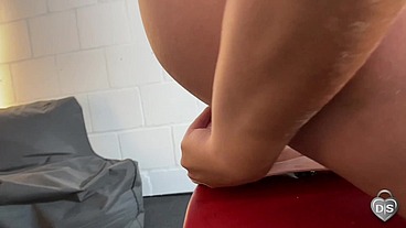 Wet Denise squirts on the Sybian