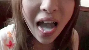 Chica Asiática Devoradora Traga Dulce Leche En Sus Rodillas