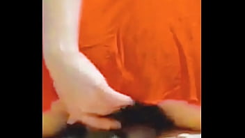 A enteada safada de saia senta nas pernas do padrasto e ele n&atilde_o resiste &agrave_ tenta&ccedil_&atilde_o, levanta sua saiacoloca ela para sentar sem calcinha.