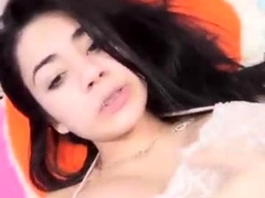 Latina disfrutando con su mano