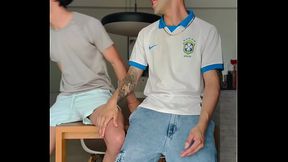 CHAMEI O BOY QUE ESBARREI NO SHOPPING PRA VIR PRA MINHA CASA FUDER. PUTO LEITOU MEU CUZINHO.