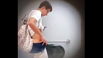 Branquinho gostoso mijando e batendo uma (sem gozada)