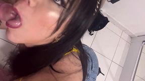 aliviando meu tio depois do trabalho, deixei ele gozar no cuzinho depois na minha boquinha