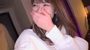 part1 【キュートなフェラ好き美女】朝から晩までずーっといちゃいちゃしてたいフェラ笑顔無敵！本当はちょっと強引くらいのエッチが好きなバー店員専門生はお酒弱いけど、●うとめっちゃキスしたくなるキス魔どエロさ満点！ ぷりっっぷりのお尻を揺らして吸いつくようなバックで男を 100%イカせる！！このあざと可愛いボディ！！！くねくねイキ狂うスケベにチ●コ2本で連続セックス