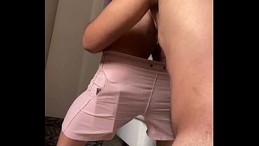 Gay caindo de boca no pau grosso do zelador do condominio.