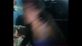 Ex de 18 a&ntilde_os con vestido se para para que le vean las piernas y el culo