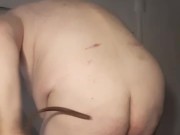 Vieil-Homme se frappe tout seul, tous nus devant la caméra.