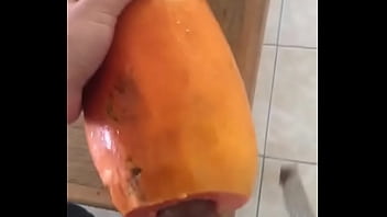 Cogiendome una papaya