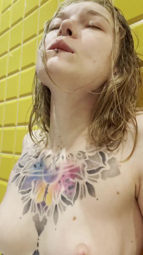 Step daddy caught me, in the bathroom while I was washing, and made my pussy cum. Karneli Bandi