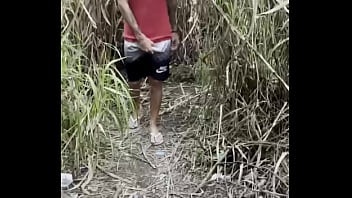 novinho dotado acha um neg&atilde_o na trilha e leva ele pra casa e arromba o cuzinho dele sem na