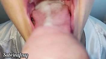 COLOMBIANA SABRINAFOXY. MI CASERO LLEGO A COBRAR LA RENTA Y NO TENIA DINERO. ME OBLIGO A MAMAR SU VERGA GRUESA EN PARTE DE PAGO Y USA MI BOCA COMO SU DEPOSITO DE LECHE. GARGANTA PROFUNDA