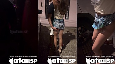 Casada conhece dois novinhos na balada, apronta na frente do corno, leva eles embora pro carro e depois fode na rua - Parte 1