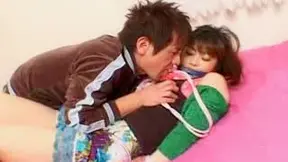 Japonesita Atada Disfruta Juguetes en Su Dulce Coño con Vibrador