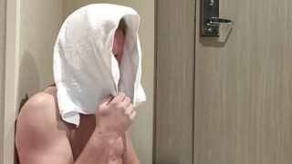 Amatør amerikanske pappaer med enorme kuker stryker og knuller hverandres rumper mens de tilber føtter