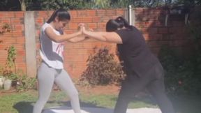 Lucha femenina peso pesado se enfrenta a la chica delgada quien ganará a quien