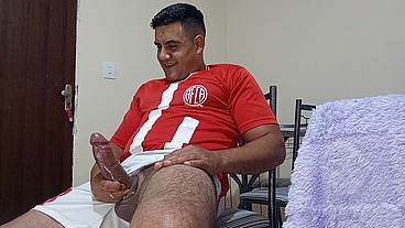 YURI GAÚCHO - TORCEDOR MEGA-DOTADO PUNHETANDO COM GOZADA FARTA