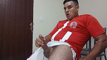 YURI GAÚCHO - TORCEDOR MEGA-DOTADO PUNHETANDO COM GOZADA FARTA