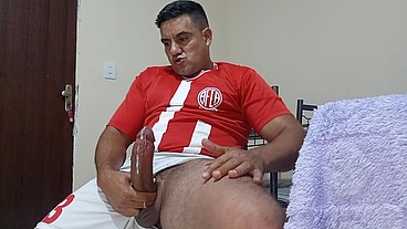 YURI GAÚCHO - TORCEDOR MEGA-DOTADO PUNHETANDO COM GOZADA FARTA